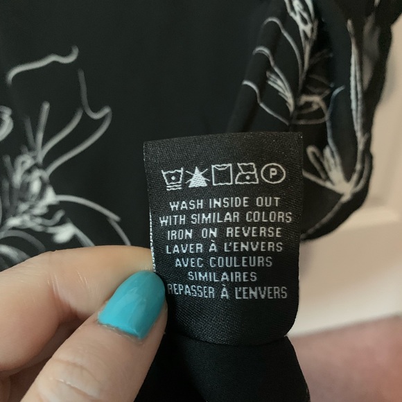 Le Chateau Black and White Floral Patterned Short Sleeved Blouse Size XS - Picture 4 of 10